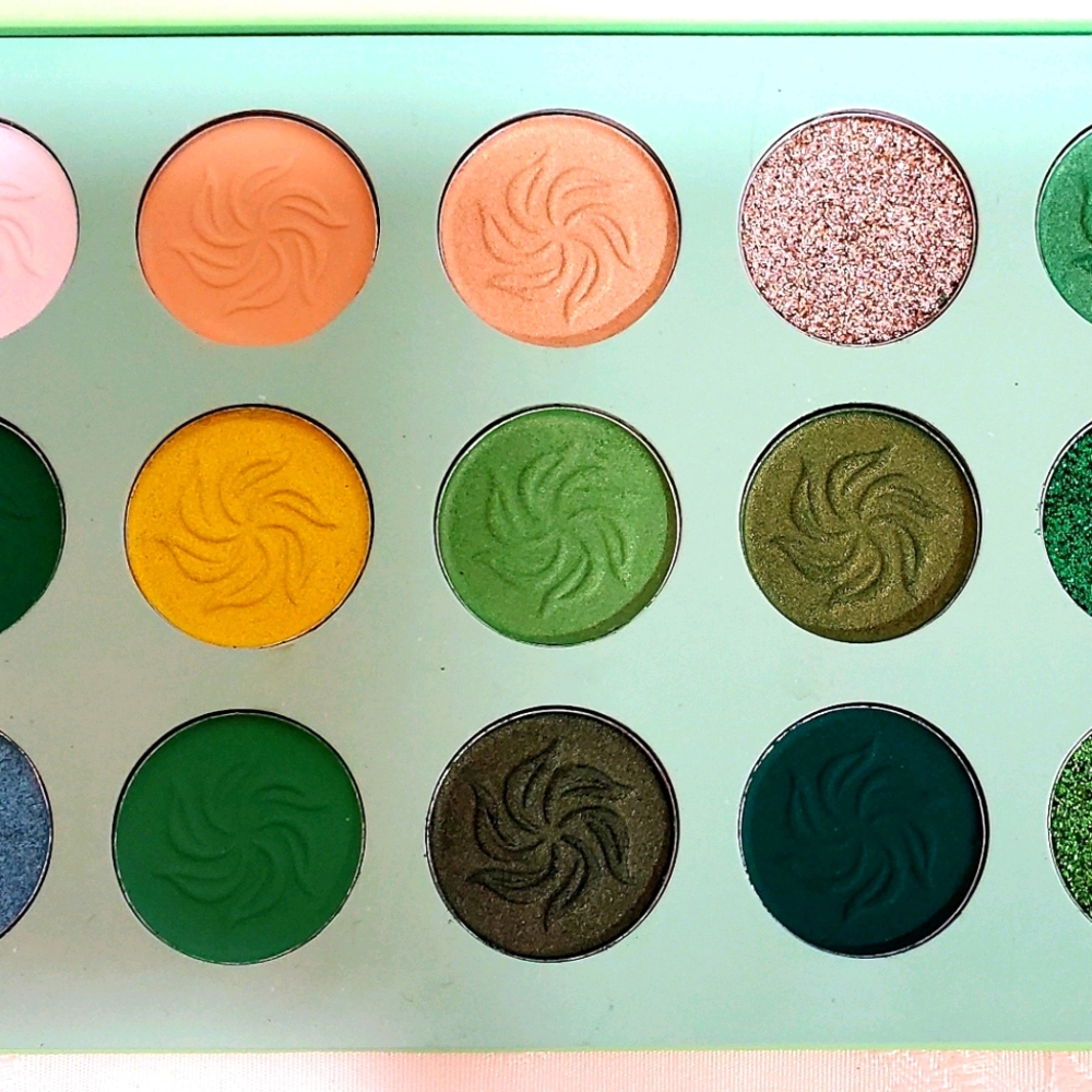 Pigmented greens 15 shade eye pallet